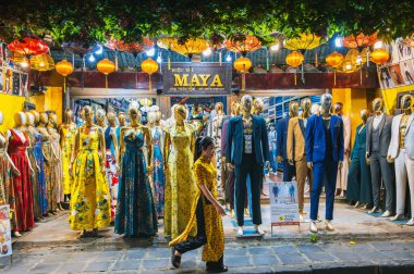Bir giyim mağazasının gösterisi, Vietnam 'da modern modanın canlı ve modaya uygun bir sokak gösterisi. Vietnam, Hoi An - 1 Aralık 2024
