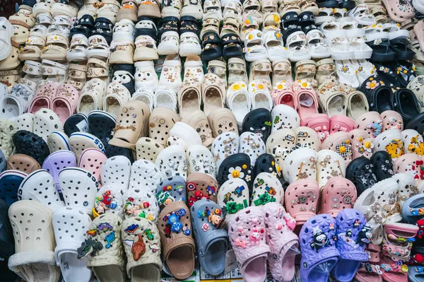 Ayakkabı mağazasında takunya ve diğer timsah ürünleri satılıyor. DA Nang, Vietnam - 29 Kasım 2024