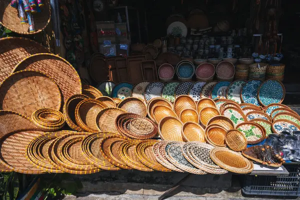 Asya pazarında el yapımı ahşap sofra takımı. Vietnam, Hoi An - 1 Aralık 2024