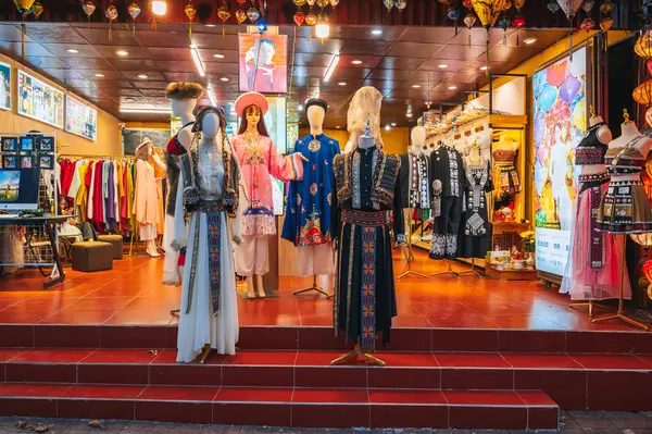 Asyalıların eski geleneksel folklor kostümleri satışa sunuldu. Vietnam, Hoi An - 1 Aralık 2024