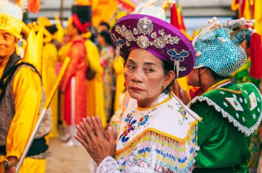 Bir kutlama için Nha Trang 'daki Po Nagar Kuleleri yakınlarında renkli Cham kostümlü Vietnamlı yaşlı bir kadın. NHA Trang, Vietnam - 17 Nisan 2025.
