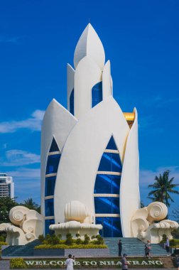 Nha Trang tatil köyündeki plajın yanındaki merkez meydandaki nilüfer kulesi. NHA Trang, Vietnam - 21 Ocak 2025.