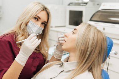 Dişçi ve hasta muayenehanesinde..