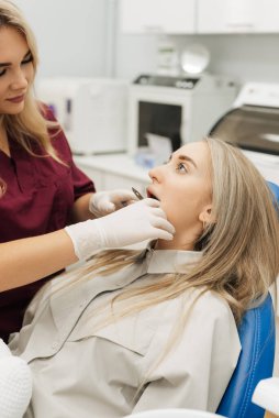 Diş hekimi hastaya diş teli takmak için diş izi bırakır. Yakın plan. Gerçek insanlar.