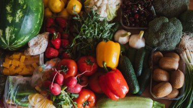 Yerel pazardan getirilen ve ahşap bir yüzeye serilmiş çeşitli yiyecek parçaları..