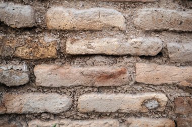 Kırmızı tuğlalardan bir duvar. Tuğlaların dokusu veya arkaplanı