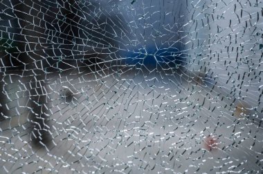 Cam çok sayıda parçaya ve çatlağa, çok sayıda izi ve kırık parçaları olan bir cam parçasına bölündü.