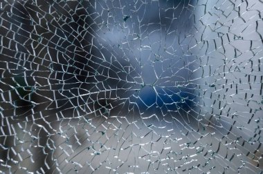 Cam çok sayıda parçaya ve çatlağa, çok sayıda izi ve kırık parçaları olan bir cam parçasına bölündü.