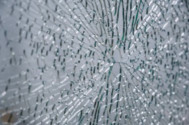 Saydam cam, çok sayıda parçaya bölünmüş. Bir sürü çatlak ve kırık parçası olan bir cam parçası..