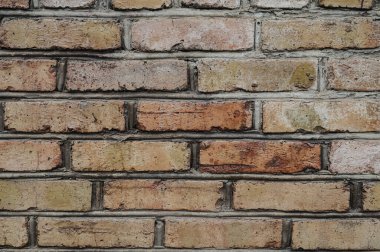 Kırmızılı ve kahverengi tuğlalı eski, yıpranmış tuğla duvar tamir edilmesi gerekiyor..