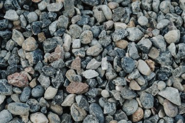 Çakıl taşı plajında çok renkli çakıl taşları.