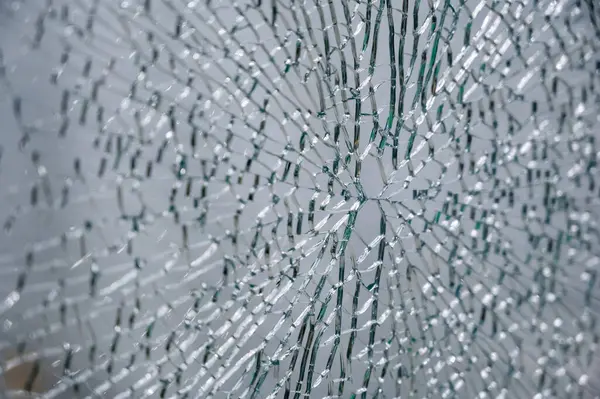 Saydam cam, çok sayıda parçaya bölünmüş. Bir sürü çatlak ve kırık parçası olan bir cam parçası..