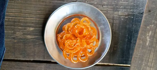 Tahta masadaki Çelik Tepside Huni Keki 