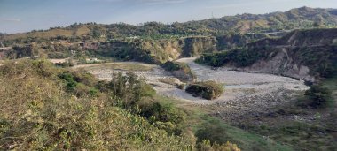 Kangra Himachal Pradesh Hindistan 1 'den küçük kanal Veley' in manzara görüntüsü