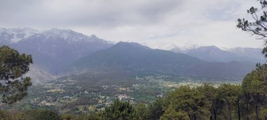 Küçük bir kasaba manzarası. Akşam güneşinden gelen altın bir ışık. Himahcal Pradesh Hindistan 01.