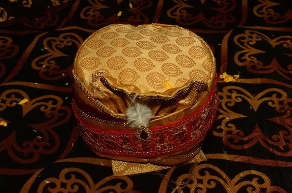 Hintli damat için süslü türban ve giysiler 