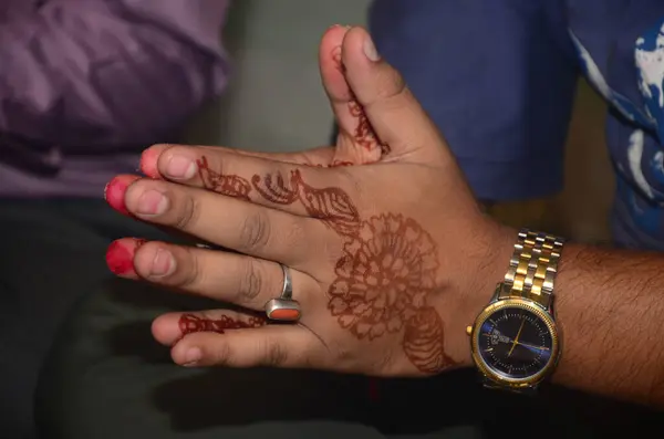 kırmızı heena dizayn 3 ile ellere uygulanıyor.
