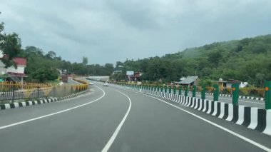 Kangra Dharamshala Yolu Kangra tarafından Dharamshala 'ya doğru gidiyor.