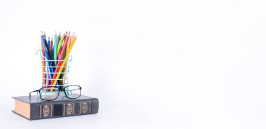 Bir yığın kitap, çalışma rehberi, ders kitapları, gözlükler ve kalemler bir metin tutacağında. Bilgi Günü veya Uluslararası Edebiyat Günü.