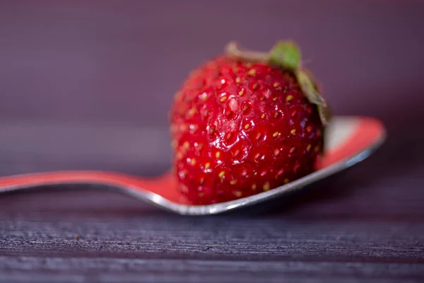 Rote Erdbeeren Auf Einem Silberlöffel Auf Dunklem Hölzernem Schwarzem Hintergrund — Stockfoto