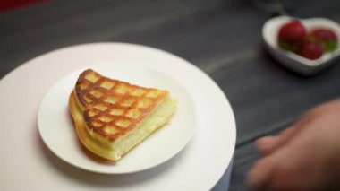 Çilekli Belçika waffleları ve ahşap, koyu bir masada kahve. Lezzetli kahvaltı konsepti.