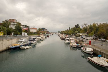 31 Ekim 2022 'de İstanbul' da nehir manzarası vardı. İskelenin her iki tarafında da tekneler vardı. Turizm ve seyahat kavramı.