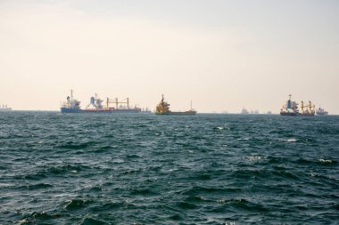 Denizde bir sürü ticaret gemisi var, tankerlerden gelen bir trafik sıkışıklığı. Denizdeki ticaret anlaşmaları kavramı.