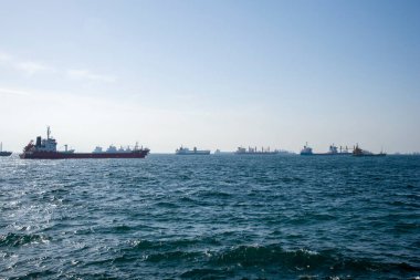 Denizde bir sürü ticaret gemisi var, tankerlerden gelen bir trafik sıkışıklığı. Denizdeki ticaret anlaşmaları kavramı.