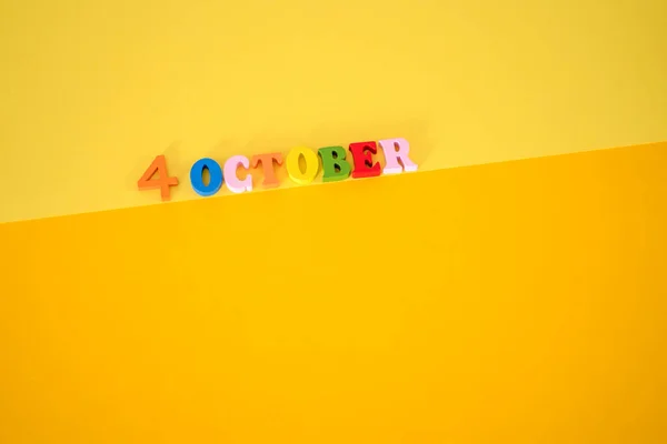 Outubro Fundo Amarelo Papel Com Letras Madeira Coloridas Dia Mundial — Fotografia de Stock
