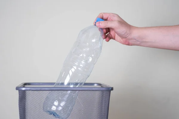 Lanza Una Botella Plástico Basura Sobre Fondo Gris Concepto Ecología —  Fotos de Stock