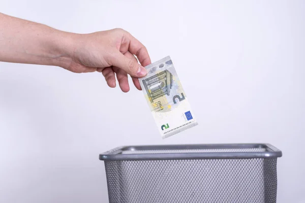 Die Hand Wirft Fünf Euro Den Müll Das Konzept Der — Stockfoto