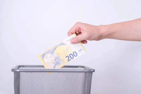 Die Hand Wirft Zweihundert Euro Den Müll Das Konzept Der — Stockfoto