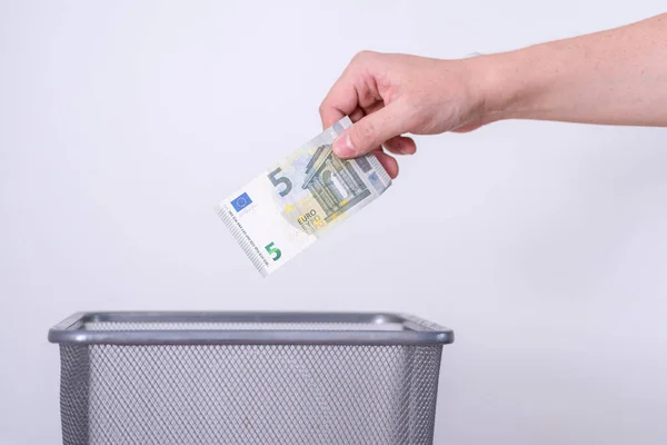 Mão Joga Cinco Euros Lixo Conceito Desvalorização Euro — Fotografia de Stock