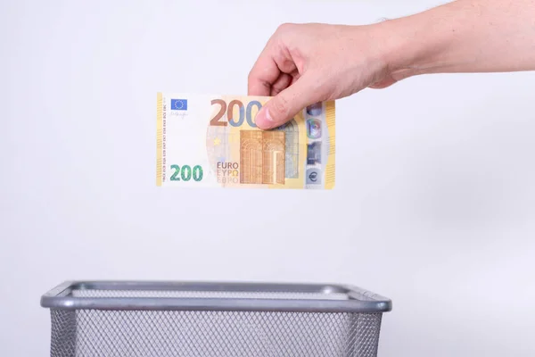 Mão Joga Duzentos Euros Lixo Conceito Desvalorização Euro — Fotografia de Stock