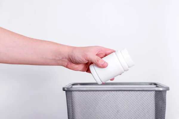 Handen Kastar Den Vita Plastburken Soporna Begreppet Återvinning Plast Grå — Stockfoto
