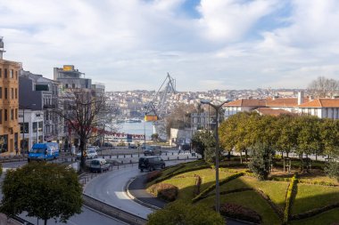 İstanbul şehri 22 Ocak 2023 'te karayolu, inşaat ve liman kenti. Güneşli bir günü olan bir şehir.