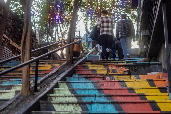 Istambul Turquia Janeiro 2023 Beco Escadas Coloridas Entre Paredes Pedra — Fotografia de Stock