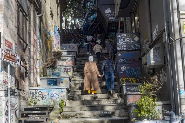 이스탄불 2023 카라키의 갈라타 지역에 갈라타 타워로 이어지는 사이의 계단들 — 스톡 사진