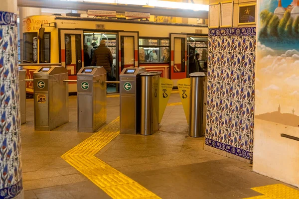トルコ イスタンブールの地下鉄のターンスタイルを通る1月2023 カラコイ地下鉄 — ストック写真