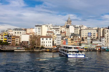 İstanbul, Türkiye 22 Ocak 2023 İstanbul kıyılarındaki Galata Köprüsü 'nden İstanbul Boğazı. Turizm ve seyahat kavramı.
