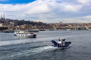 İstanbul, Türkiye 22 Ocak 2023 İstanbul kıyılarındaki Galata Köprüsü 'nden İstanbul Boğazı. Turizm ve seyahat kavramı.