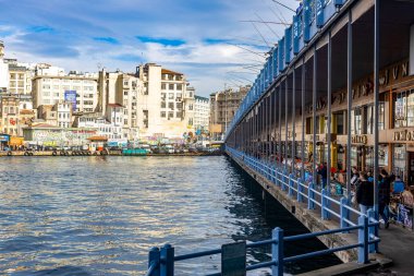 İstanbul Türkiye 22 Ocak 2023 'te, Balıkçılar Galata Köprüsü' nde balık yakaladı..