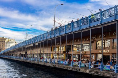İstanbul Türkiye 22 Ocak 2023 'te, Balıkçılar Galata Köprüsü' nde balık yakaladı..