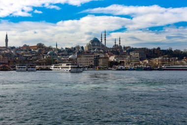 İstanbul, Türkiye 22 Ocak 2023. Galata Köprüsü yakınlarındaki feribot terminali Golden Horn 'daki gezginler için. Şehir manzarası