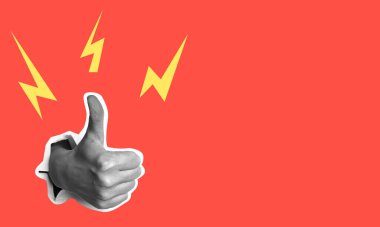 Kırmızı arka planda, sanat kolajında baş parmak hareketi gösteren bir kadın eli. Pozitif el işareti. Magazin tarzında moda kolajı. Modern sanat. Modern tasarım.