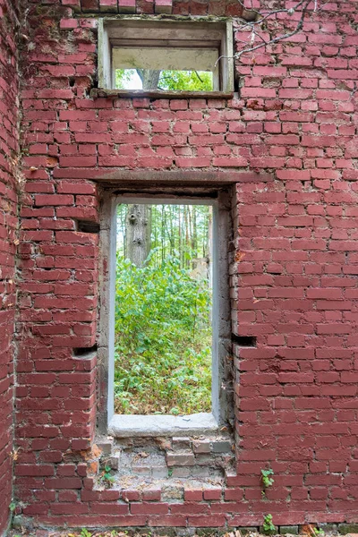 Eski Yıkık Bir Binanın Penceresi Olmayan Tuğla Bir Kapı Penceresiz — Stok fotoğraf