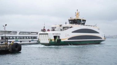 İstanbul, Türkiye 28 Ocak 2023 'te bir feribot iskeleye yanaşıp yolcuları indirecek. Kış zamanı Boğaz..