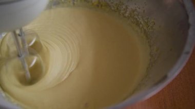 Hamuru çırpıcı ile yoğurmak, krep yapmak, kahvaltıda lezzetli hamur yoğurmak. Krep karıştırmak için sıvı hamuru çırpıcı aşçı hamur yapıyor.