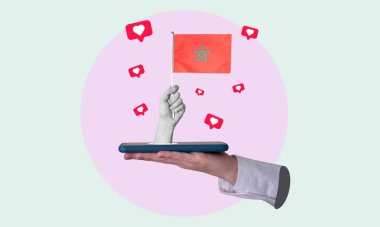 Sanat kolajı, bir kadının eli Fas bayrağıyla birlikte açık arkaplanlı bir telefondan çıkıyor. Fas 'ta telefon aracılığıyla kavramsal çalışma.