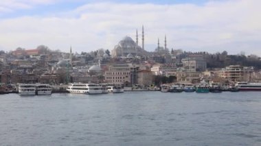 İstanbul Şehri, İstanbul Köprüsü 'nden İstanbul Boğazı' na giden 3 Nisan 2023. Turizm ve seyahat kavramı.